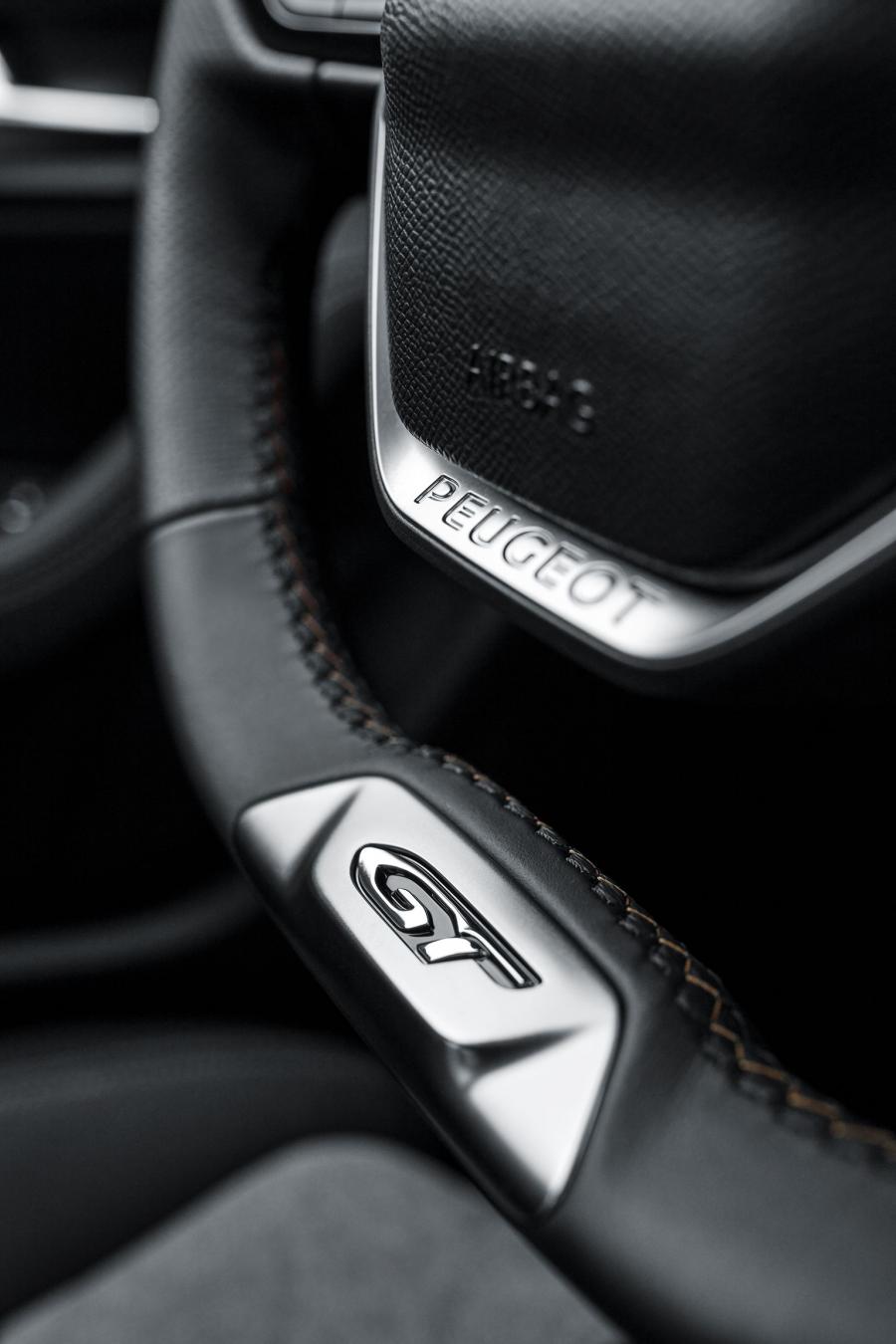 Детали интерьера Peugeot 3008 GT HYBRID4 2019 года  (WW) (фото 5 из 40)